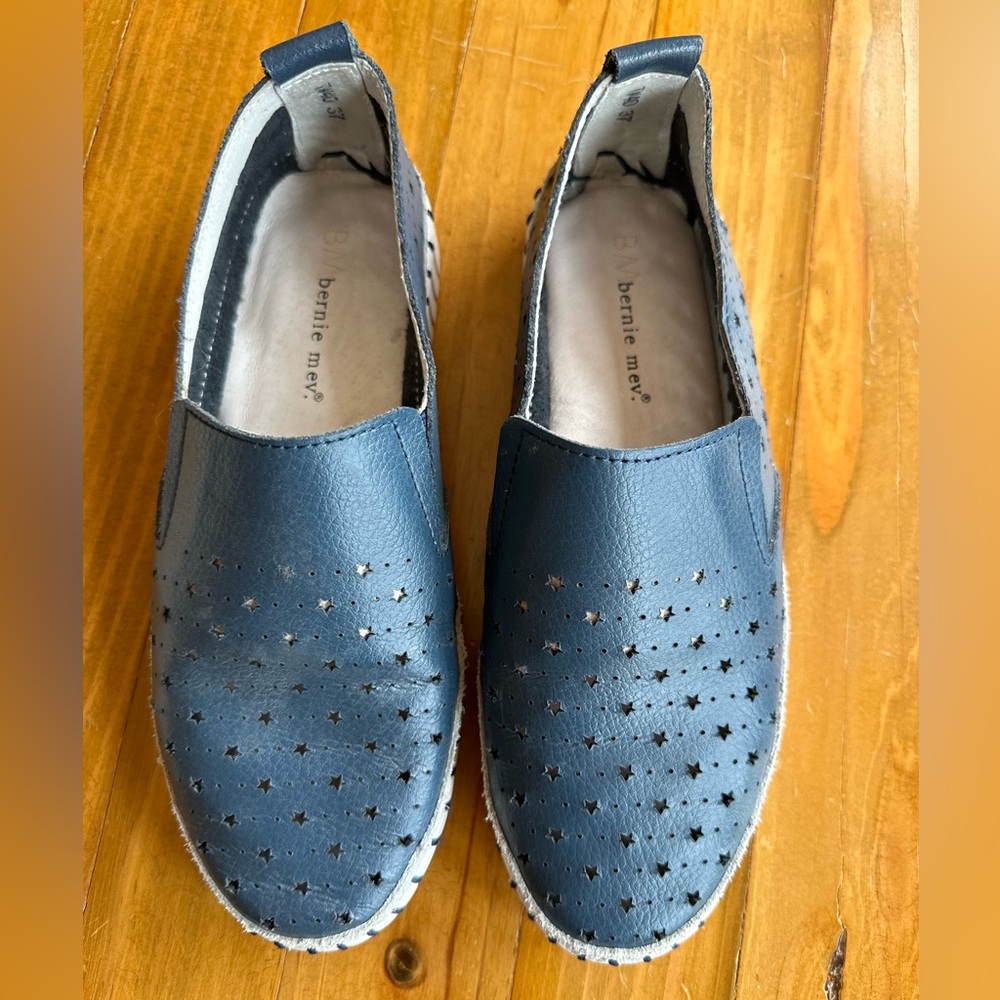 bernie mev. women’s slip on shoes